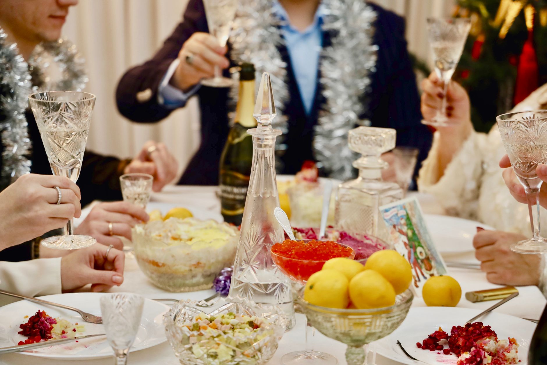 Invitados brindando alrededor de una mesa de cena