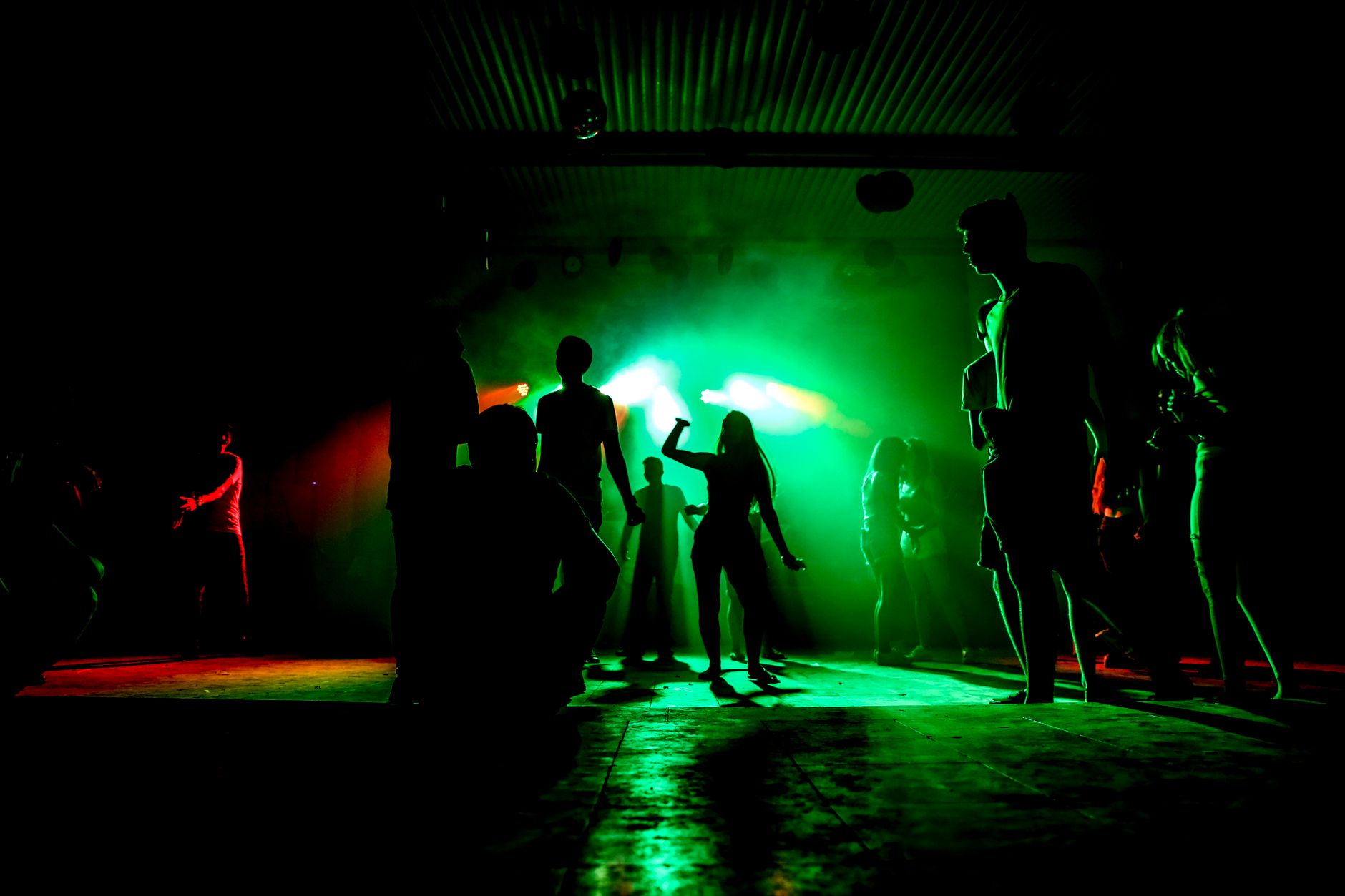 Pista de baile iluminada con luces de colores